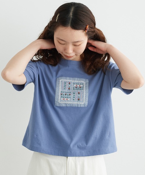 chambre de charme(シャンブルドゥシャーム)の「cdc 30コーマ天竺 かだんのお花ビーズT(Tシャツ/カットソー・レディース・ブルー/キナリ・FREE)」の1枚目の写真