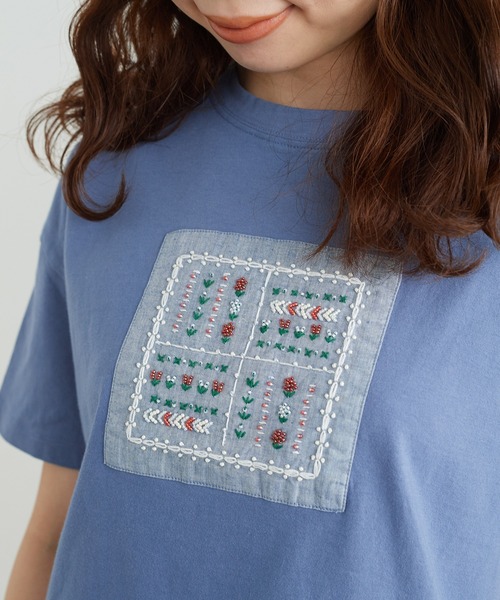 chambre de charme(シャンブルドゥシャーム)の「cdc 30コーマ天竺 かだんのお花ビーズT(Tシャツ/カットソー・レディース・ブルー/キナリ・FREE)」の4枚目の写真