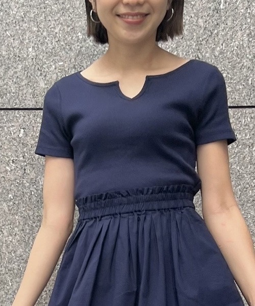 GAP（ギャップ）の「リブ ノッチネック Tシャツ（Tシャツ/カットソー・レディース・ホワイト/ピンク/ネイビー/ベージュ・XS/XXS/S/L/M/XL）」の3枚目の写真