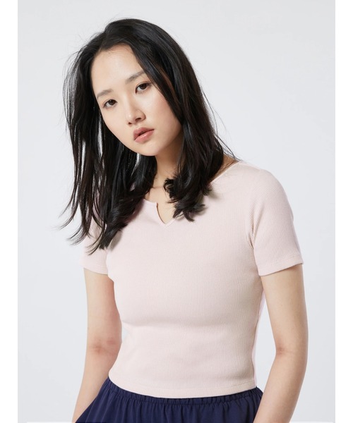 GAP（ギャップ）の「リブ ノッチネック Tシャツ（Tシャツ/カットソー・レディース・ホワイト/ピンク/ネイビー/ベージュ・XS/XXS/S/L/M/XL）」の4枚目の写真