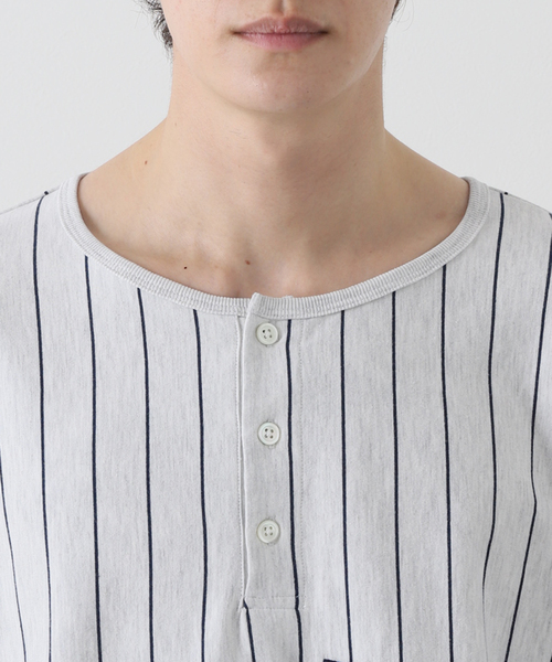 JOURNAL STANDARD(ジャーナルスタンダード)の「【YALE×JOURNAL STANDARD】別注 ベースボール ヘンリーネックTシャツ(Tシャツ/カットソー・メンズ・ホワイト/グレー・MEDIUM/LARGE)」の15枚目の写真