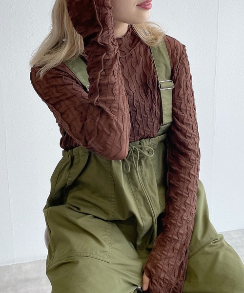 w closet(ダブルクローゼット)の「フィンガーホールハイネックプルオーバー(ニット/セーター・レディース・オフホワイト/ブラウン/ブラック/ラベンダー・FREE)」の3枚目の写真