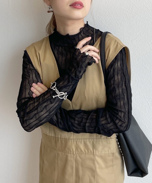 w closet(ダブルクローゼット)の「フィンガーホールハイネックプルオーバー(ニット/セーター・レディース・オフホワイト/ブラウン/ブラック/ラベンダー・FREE)」の2枚目の写真