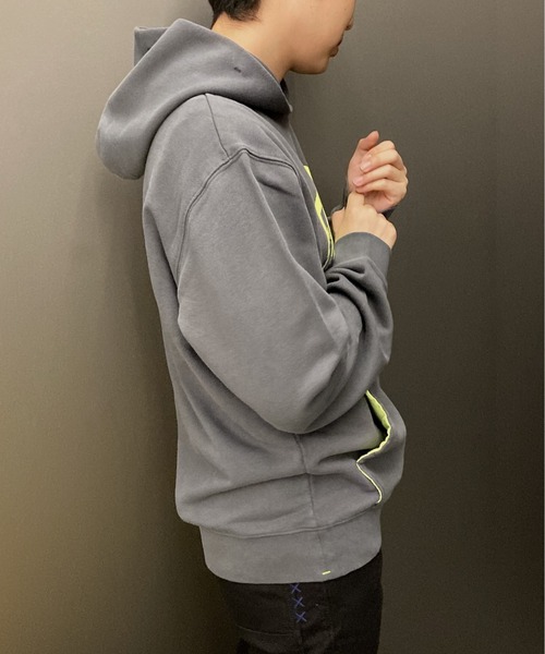 SCOTCH&SODA（スコッチアンドソーダ）の「"FRESHER" プリントパーカ【169207】（パーカー・メンズ・ダークグレー・SMALL/MEDIUM/LARGE）」の3枚目の写真