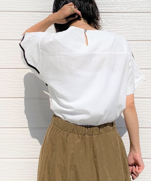 Q（キュー）の「バイカラーアシメブラウス（シャツ/ブラウス・レディース・ホワイト/ベージュ・MEDIUM）」の6枚目の写真