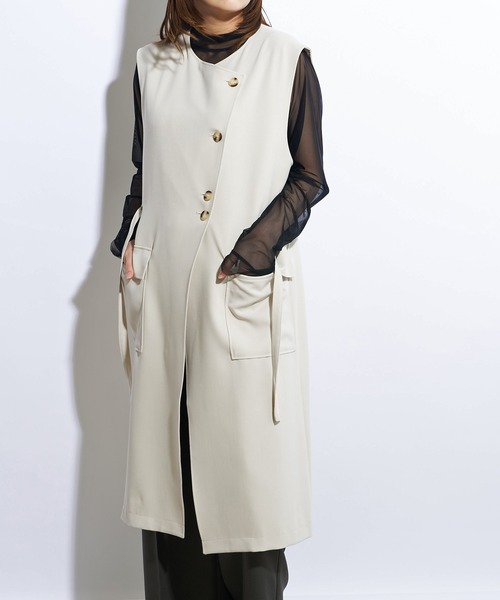 Lui's（ルイス）の「アシメボタンロングジレ（ベスト・レディース・オフホワイト/ブラック・FREE）」の4枚目の写真