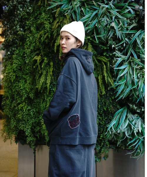 AVIREX（アヴィレックス）の「《直営店限定》WEST COAST FADE WASH PULLOVER PARKA/ ウエストコースト フェイドウォッシュ プルオーバーパーカー（パーカー・レディース・ブラック/ダークグリーン系/その他3・F）」の8枚目の写真