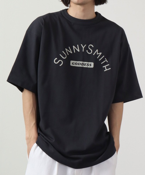 Sunny Smith(サニースミス)の「Sunnysmith へビーオンス Cool Smith ロゴプリント Tシャツ 半袖(Tシャツ/カットソー・メンズ・チャコールグレー/オフホワイト/レッド・M/L)」の1枚目の写真