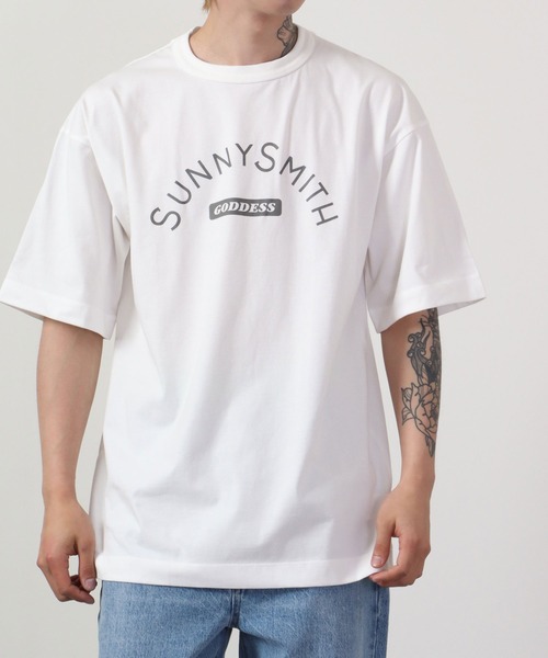 Sunny Smith(サニースミス)の「Sunnysmith へビーオンス Cool Smith ロゴプリント Tシャツ 半袖(Tシャツ/カットソー・メンズ・チャコールグレー/オフホワイト/レッド・M/L)」の4枚目の写真