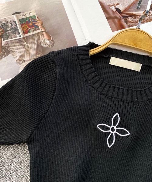 SPIGA(スピーガ)の「フラワー刺繍サマーリブニット(ニット/セーター・レディース・ブラック/ホワイト/ブルー・FREE)」の4枚目の写真
