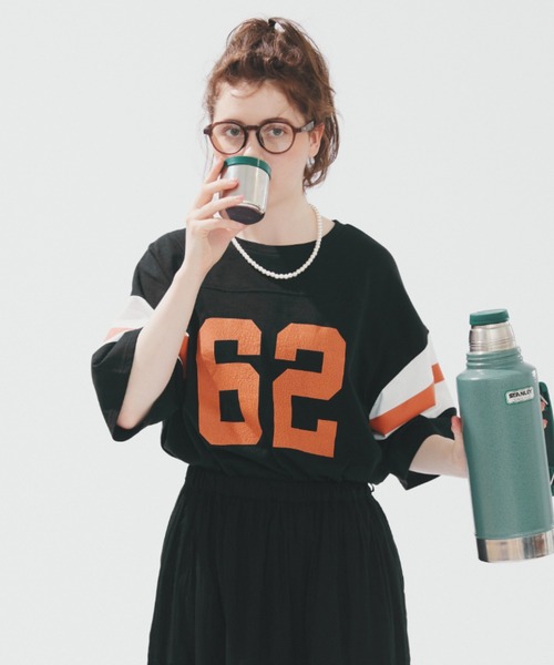 EDIT Gris(エディットグリ)の「【ユニセックスで着用可能】ナンバリングTシャツ(Tシャツ/カットソー・レディース・グリーン/ネイビー・FREE)」の2枚目の写真