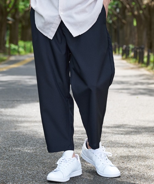 Blue Standard （ブルースタンダード）の「【BLUE STANDARD/ブルースタンダード】接触冷感 　ポリトロワンタック　ウエストゴム　クロップドパンツ（その他パンツ・メンズ・チャコールグレー/ブラック/ブルー/ベージュ・MEDIUM/LARGE/X-LARGE）」の2枚目の写真