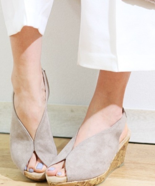 Piedi Nudi（ピエディヌーディ）の「美脚Vカットデザイン ウェッジソールサンダル（サンダル・レディース・グレイッシュベージュ/ラベンダー/キャメル/イエロー/ブラック/ネイビー/ダークベージュ/カーキ・S/M/L/LL）」の2枚目の写真