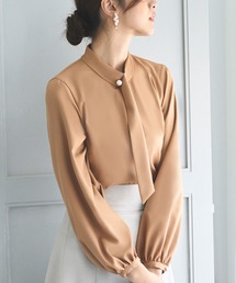 RUIRUE BOUTIQUE（ルイルエブティック）の「洗える ストレッチ ｜ フロントパール付きデザイントップス ボウタイブラウス ｜ 長袖 スタンドカラー トップス 体型カバー  オフィスカジュアル 通勤服 華やか パール ボウタイ ブラウス（シャツ/ブラウス）」