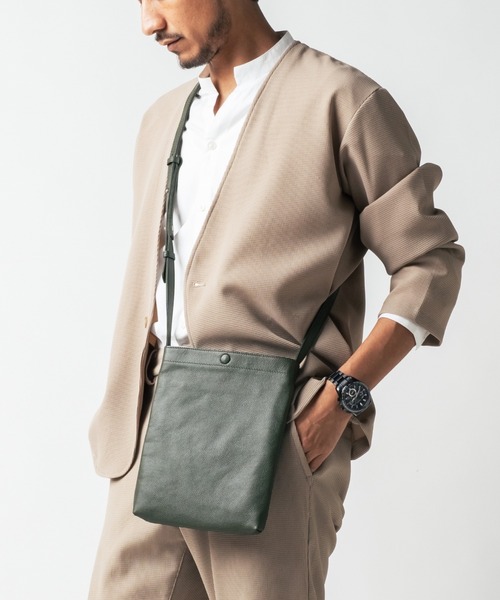 MURA(ムラ)の「牛革 マグネットボタン付 薄マチ 縦型 サコッシュ ショルダーバッグ(ショルダーバッグ・メンズ・ブラック/グリーン/キャメル/グレー/ネイビー・FREE)」の4枚目の写真