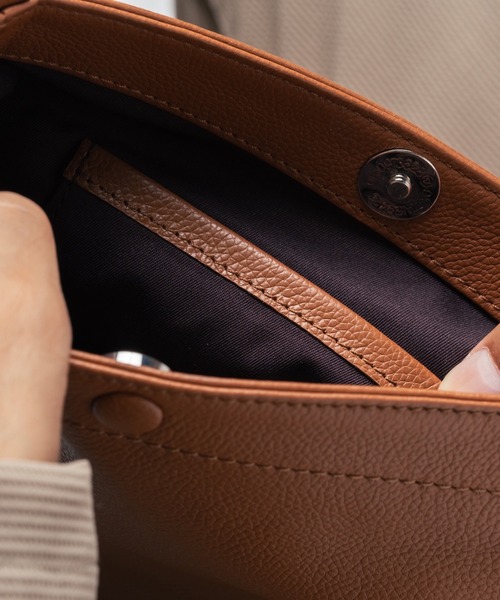 MURA(ムラ)の「牛革 マグネットボタン付 薄マチ 縦型 サコッシュ ショルダーバッグ(ショルダーバッグ・メンズ・ブラック/グリーン/キャメル/グレー/ネイビー・FREE)」の20枚目の写真