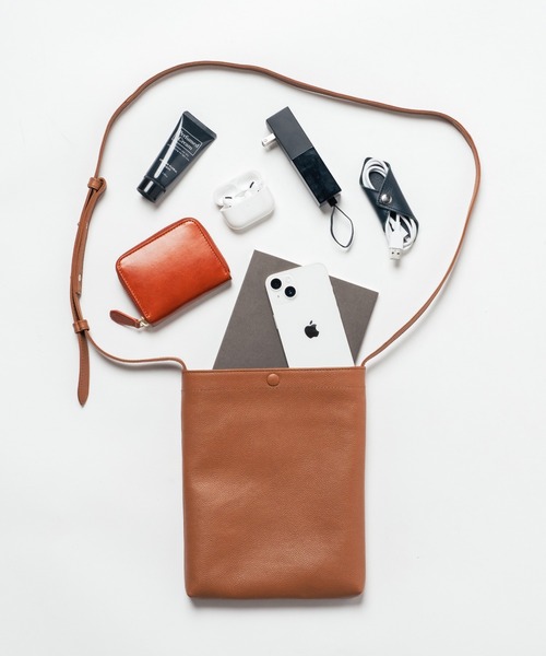 MURA(ムラ)の「牛革 マグネットボタン付 薄マチ 縦型 サコッシュ ショルダーバッグ(ショルダーバッグ・メンズ・ブラック/グリーン/キャメル/グレー/ネイビー・FREE)」の13枚目の写真