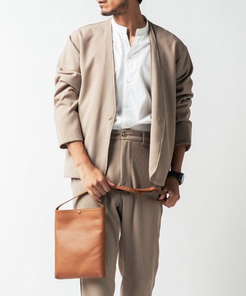 MURA(ムラ)の「牛革 マグネットボタン付 薄マチ 縦型 サコッシュ ショルダーバッグ(ショルダーバッグ・メンズ・ブラック/グリーン/キャメル/グレー/ネイビー・FREE)」の6枚目の写真