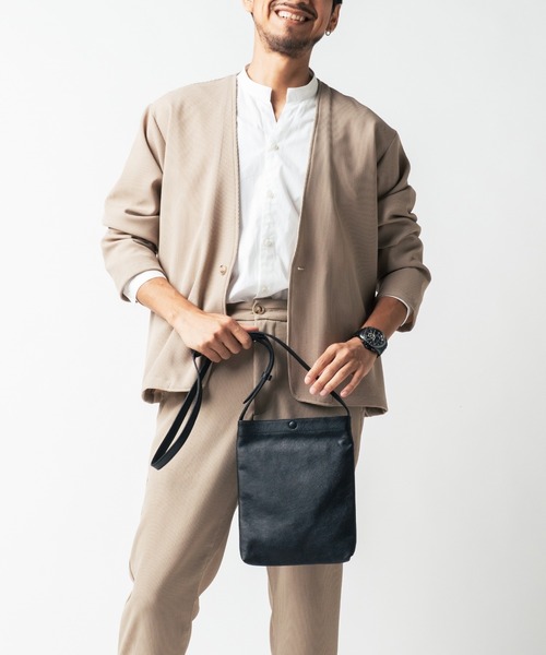 MURA(ムラ)の「牛革 マグネットボタン付 薄マチ 縦型 サコッシュ ショルダーバッグ(ショルダーバッグ・メンズ・ブラック/グリーン/キャメル/グレー/ネイビー・FREE)」の17枚目の写真