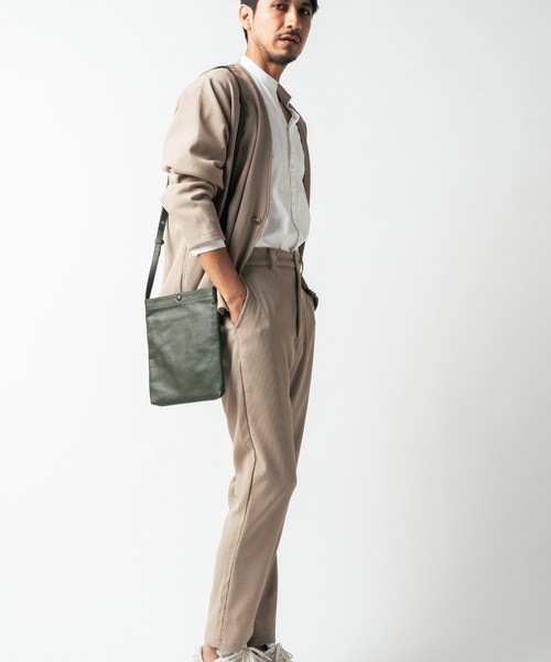 MURA(ムラ)の「牛革 マグネットボタン付 薄マチ 縦型 サコッシュ ショルダーバッグ(ショルダーバッグ・メンズ・ブラック/グリーン/キャメル/グレー/ネイビー・FREE)」の8枚目の写真