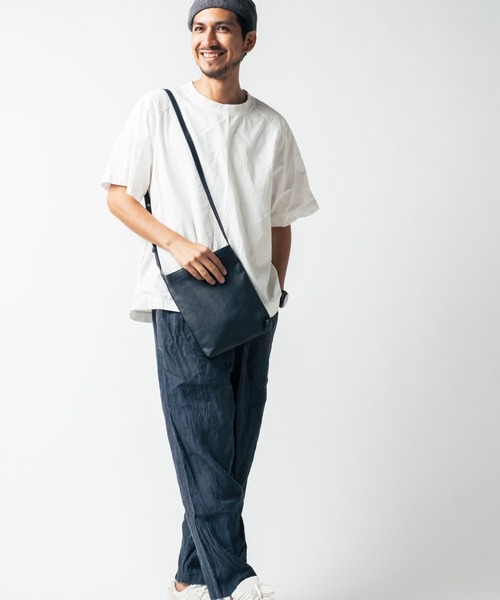 MURA(ムラ)の「牛革 マグネットボタン付 薄マチ 縦型 サコッシュ ショルダーバッグ(ショルダーバッグ・メンズ・ブラック/グリーン/キャメル/グレー/ネイビー・FREE)」の10枚目の写真