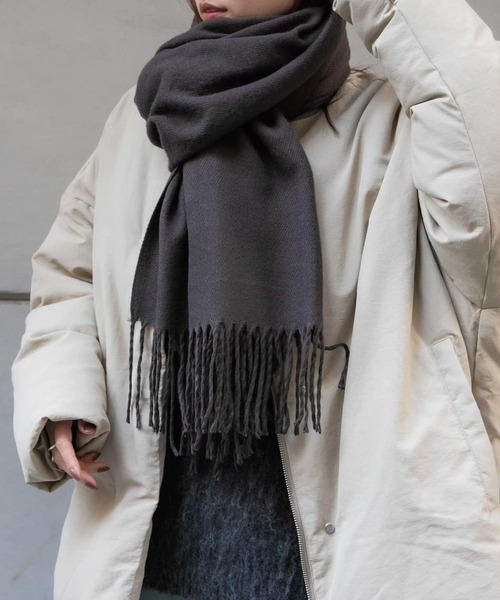 SENSE OF PLACE by URBAN RESEARCH（センスオブプレイスバイアーバンリサーチ）の「『ユニセックス』無地ストール（マフラー・レディース・オレンジ/ブラック/グリーン系その他/アイボリー/チャコールグレー/レッド/ダークブラウン/ライトベージュ/オートミール・ONE）」の3枚目の写真