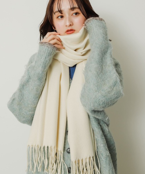 SENSE OF PLACE by URBAN RESEARCH（センスオブプレイスバイアーバンリサーチ）の「『ユニセックス』無地ストール（マフラー・レディース・オレンジ/ブラック/グリーン系その他/アイボリー/チャコールグレー/レッド/ダークブラウン/ライトベージュ/オートミール・ONE）」の2枚目の写真