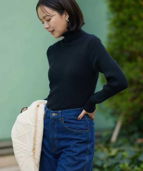 ITEMS URBANRESEARCH(アイテムズ アーバンリサーチ)の「『洗濯可』モチモチタートルネックニット(ニット/セーター・レディース・ブラック/レッド/オレンジ/アイボリー・FREE)」の2枚目の写真