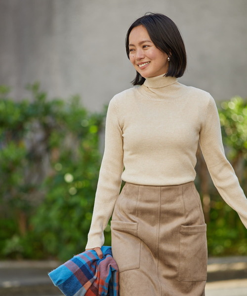 ITEMS URBANRESEARCH(アイテムズ アーバンリサーチ)の「『洗濯可』モチモチタートルネックニット(ニット/セーター・レディース・ブラック/レッド/オレンジ/アイボリー・FREE)」の5枚目の写真