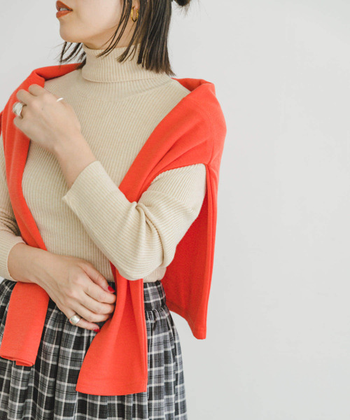 ITEMS URBANRESEARCH(アイテムズ アーバンリサーチ)の「『洗濯可』モチモチタートルネックニット(ニット/セーター・レディース・ブラック/レッド/オレンジ/アイボリー・FREE)」の9枚目の写真