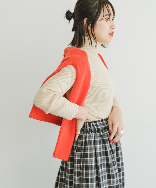 ITEMS URBANRESEARCH(アイテムズ アーバンリサーチ)の「『洗濯可』モチモチタートルネックニット(ニット/セーター・レディース・ブラック/レッド/オレンジ/アイボリー・FREE)」の11枚目の写真