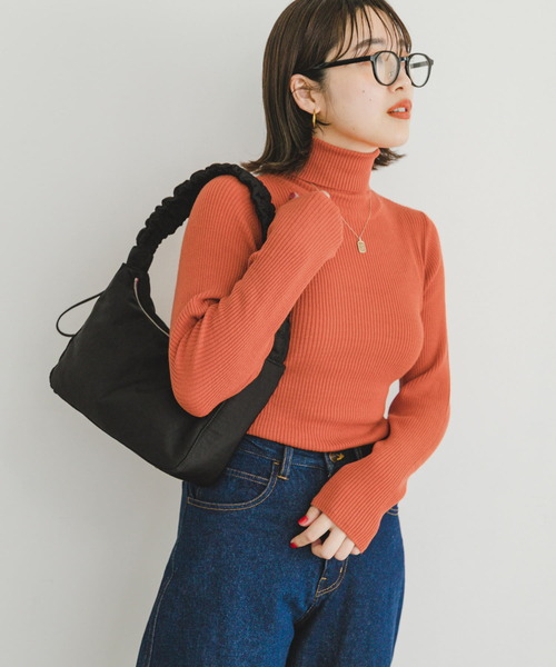 ITEMS URBANRESEARCH(アイテムズ アーバンリサーチ)の「『洗濯可』モチモチタートルネックニット(ニット/セーター・レディース・ブラック/レッド/オレンジ/アイボリー・FREE)」の16枚目の写真