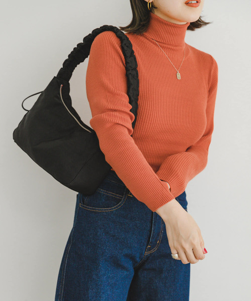 ITEMS URBANRESEARCH(アイテムズ アーバンリサーチ)の「『洗濯可』モチモチタートルネックニット(ニット/セーター・レディース・ブラック/レッド/オレンジ/アイボリー・FREE)」の17枚目の写真