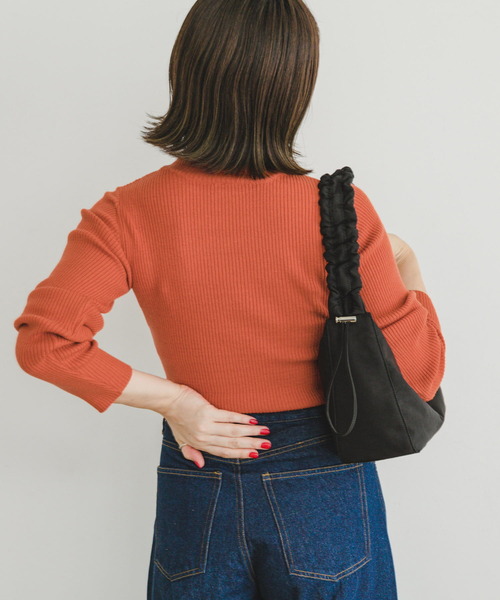 ITEMS URBANRESEARCH(アイテムズ アーバンリサーチ)の「『洗濯可』モチモチタートルネックニット(ニット/セーター・レディース・ブラック/レッド/オレンジ/アイボリー・FREE)」の19枚目の写真
