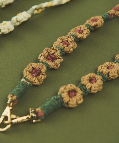 MERLOT（メルロー）の「ニットフラワースマホショルダー（スマホグッズ・レディース・ブラウン/レッド/ナチュラル・FREE）」の2枚目の写真