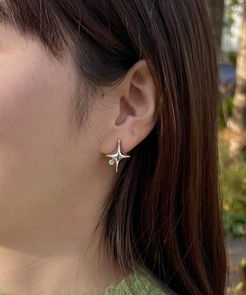 HALEY PESCA（ヘーリーペスカ）の「HALEY PESCA/ビジュー付き　Y2K星モチーフピアス（ピアス（両耳用）・レディース・ゴールド/シルバー・FREE）」の4枚目の写真