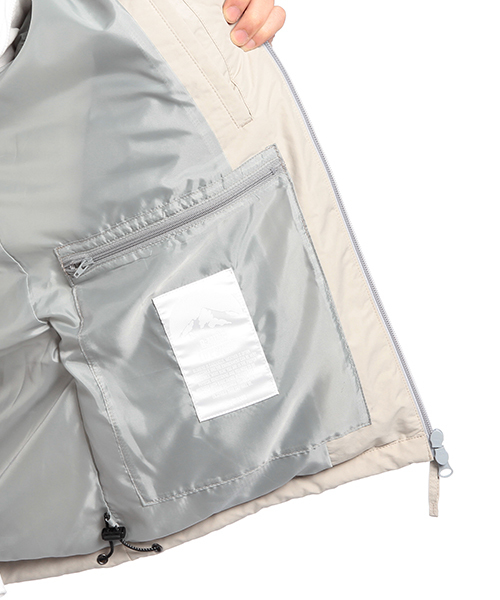 B:MING by BEAMS（ビーミングバイビームス）の「【OCEANS12月号掲載】河田フェザー 止水ジップ ダウンブルゾン（ダウンジャケット/コート・メンズ・ブラック/ライトグレー/ネイビー・X-LARGE/SMALL/LARGE/MEDIUM）」の5枚目の写真