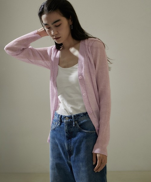 SALON adam et rope'（サロン アダム エ ロペ）の「シアープリーツVネックカーディガン【洗える】（カーディガン/ボレロ・レディース・ホワイト/ラベンダー/ブラック・FREE）」の4枚目の写真