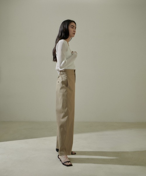 SALON adam et rope'（サロン アダム エ ロペ）の「シアープリーツVネックカーディガン【洗える】（カーディガン/ボレロ・レディース・ホワイト/ラベンダー/ブラック・FREE）」の6枚目の写真