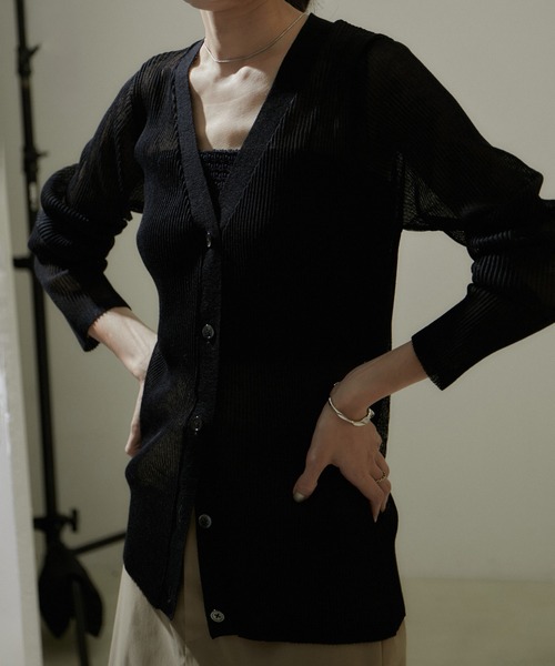 SALON adam et rope'（サロン アダム エ ロペ）の「シアープリーツVネックカーディガン【洗える】（カーディガン/ボレロ・レディース・ホワイト/ラベンダー/ブラック・FREE）」の9枚目の写真