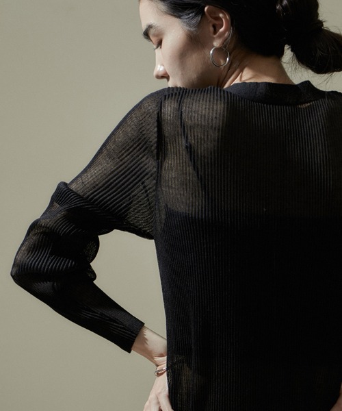 SALON adam et rope'（サロン アダム エ ロペ）の「シアープリーツVネックカーディガン【洗える】（カーディガン/ボレロ・レディース・ホワイト/ラベンダー/ブラック・FREE）」の10枚目の写真