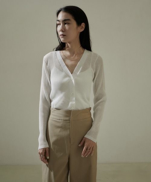SALON adam et rope'（サロン アダム エ ロペ）の「シアープリーツVネックカーディガン【洗える】（カーディガン/ボレロ・レディース・ホワイト/ラベンダー/ブラック・FREE）」の13枚目の写真