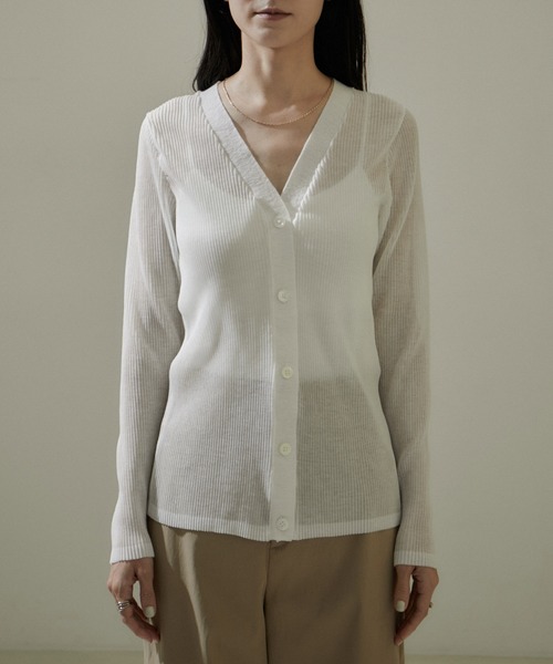 SALON adam et rope'（サロン アダム エ ロペ）の「シアープリーツVネックカーディガン【洗える】（カーディガン/ボレロ・レディース・ホワイト/ラベンダー/ブラック・FREE）」の18枚目の写真