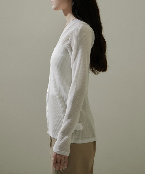 SALON adam et rope'（サロン アダム エ ロペ）の「シアープリーツVネックカーディガン【洗える】（カーディガン/ボレロ・レディース・ホワイト/ラベンダー/ブラック・FREE）」の19枚目の写真