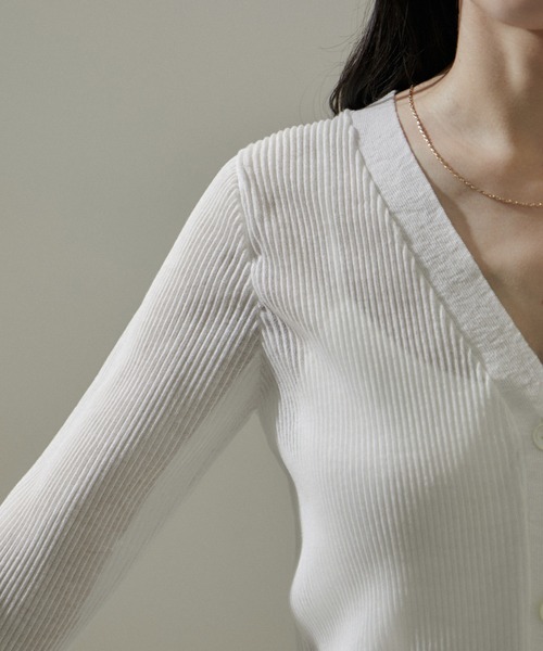 SALON adam et rope'（サロン アダム エ ロペ）の「シアープリーツVネックカーディガン【洗える】（カーディガン/ボレロ・レディース・ホワイト/ラベンダー/ブラック・FREE）」の22枚目の写真