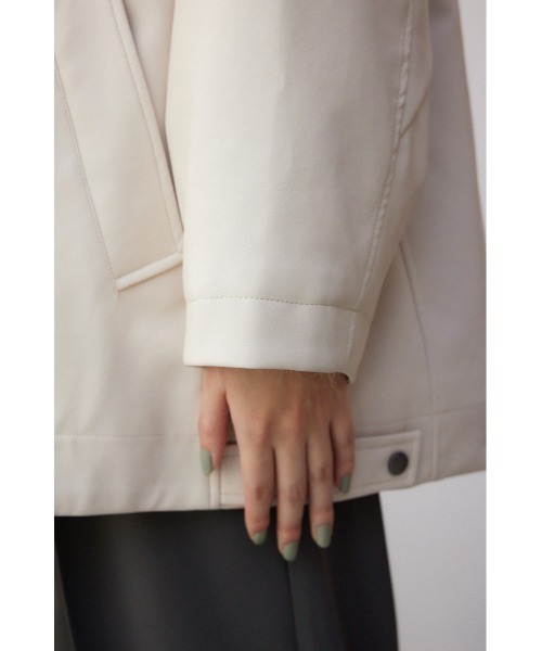 AZUL by moussy(アズールバイマウジー)の「フェイクレザーミドルコート(ブルゾン・レディース・ベージュ/ブラック・FREE)」の5枚目の写真