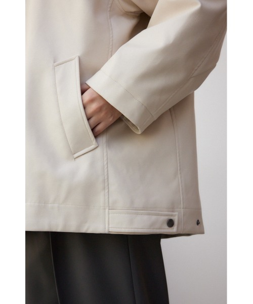 AZUL by moussy(アズールバイマウジー)の「フェイクレザーミドルコート(ブルゾン・レディース・ベージュ/ブラック・FREE)」の4枚目の写真