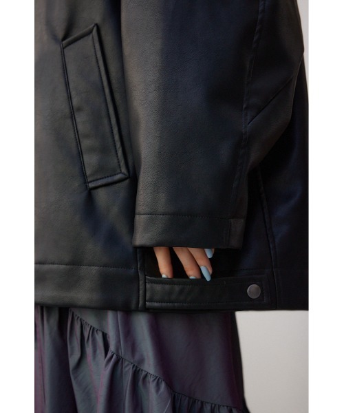 AZUL by moussy(アズールバイマウジー)の「フェイクレザーミドルコート(ブルゾン・レディース・ベージュ/ブラック・FREE)」の16枚目の写真