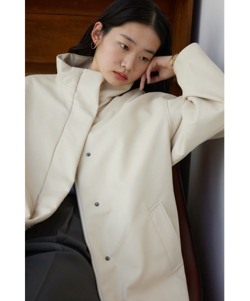 AZUL by moussy(アズールバイマウジー)の「フェイクレザーミドルコート(ブルゾン・レディース・ベージュ/ブラック・FREE)」の13枚目の写真