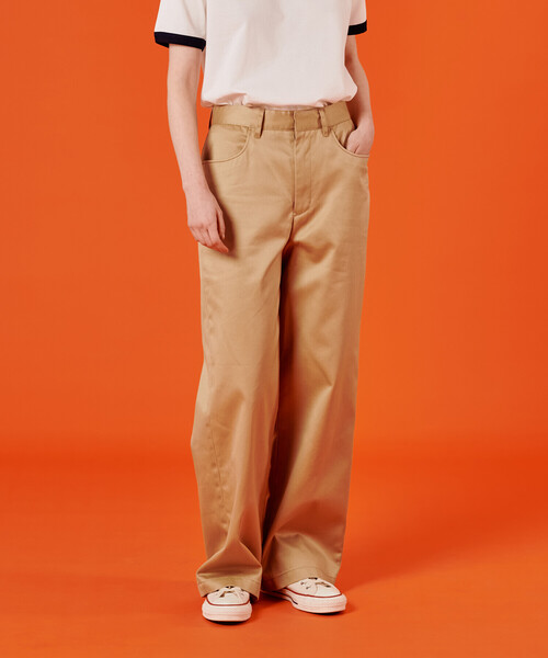 FARAH（ファーラー）の「FARAH | ワイドストレートチノ WOMEN（チノパンツ・レディース・ベージュ/ネイビー・28/27/26）」の21枚目の写真